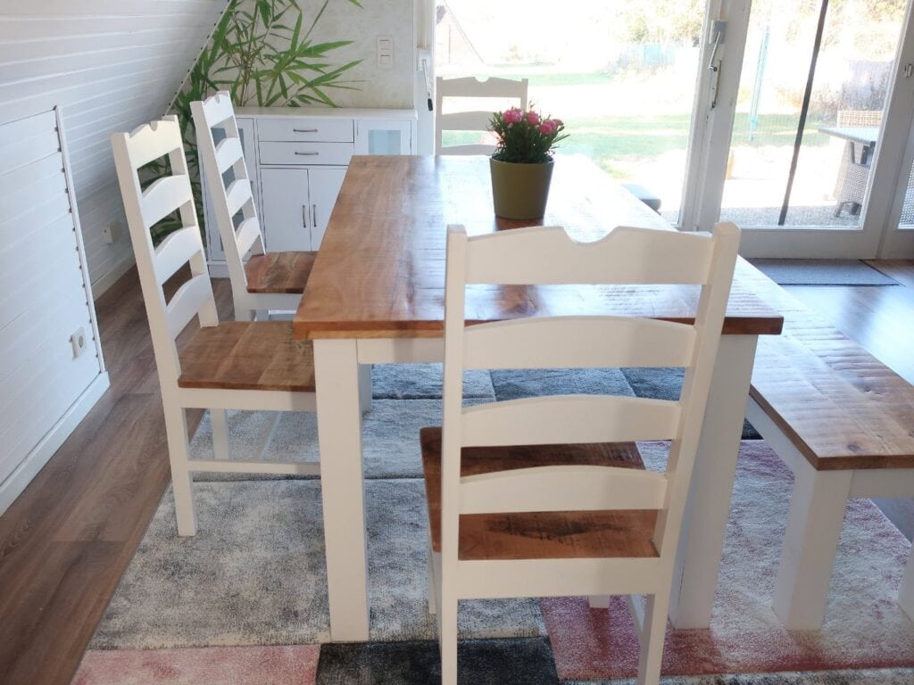 Großer Esstisch mit Blickauf die Terrasse