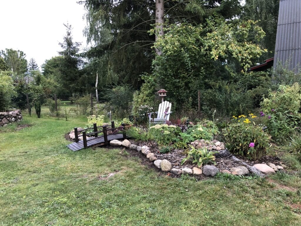 Gartenbeet mit Sonnenstuhl