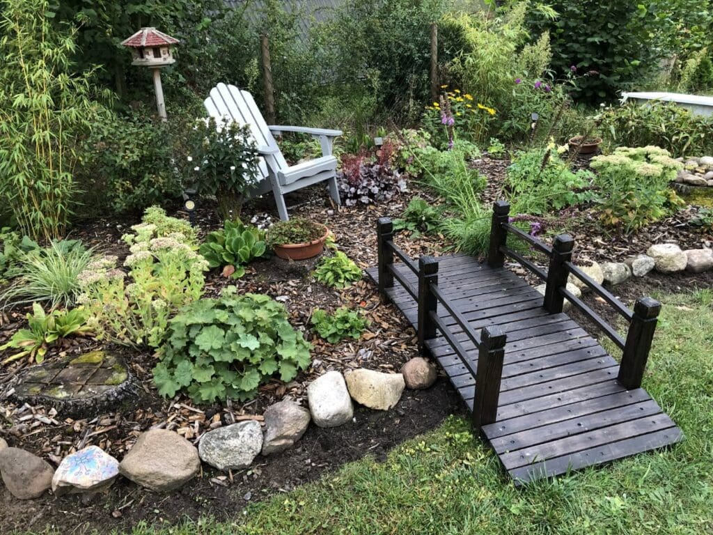 Gartenbrücke zum Liegestuhl