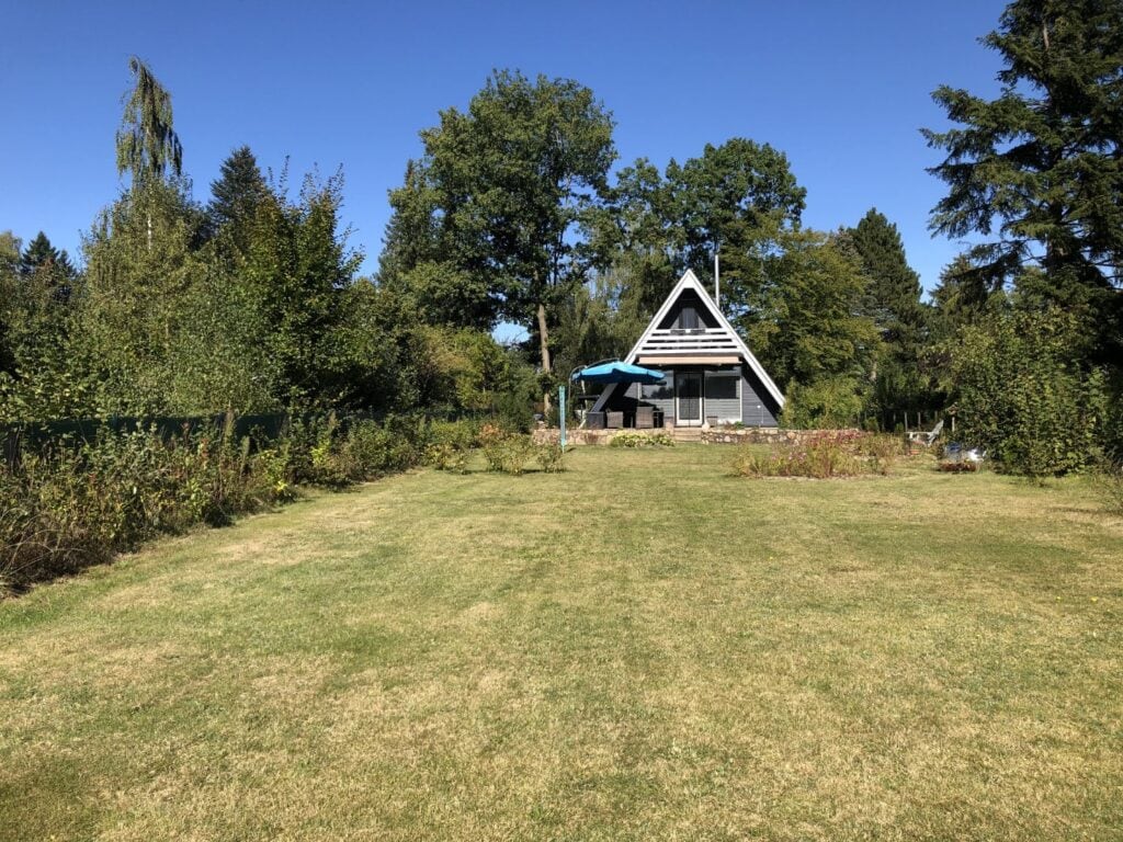 Blick vom Hintergarten aufs Nurdachhaus