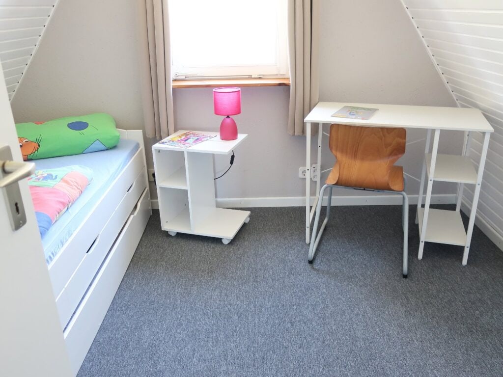Schlafzimmer oben (Osten) mit kleinem Schreibtisch