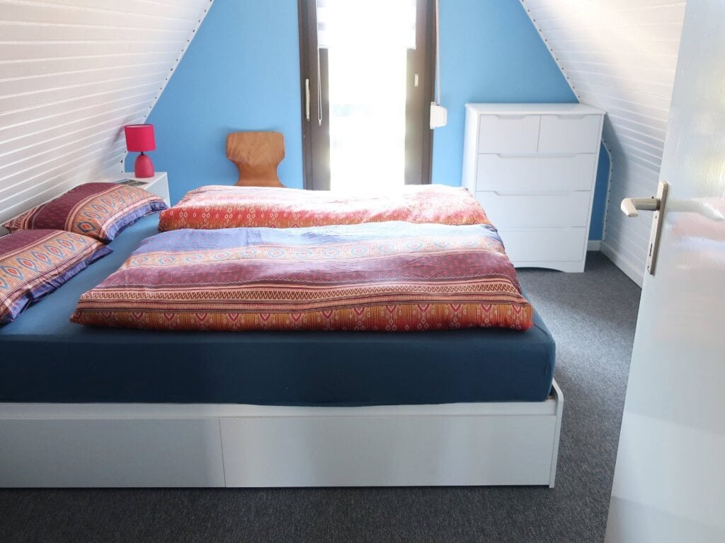 Schlafzimmer oben (Süden) mit kleinem Balkon