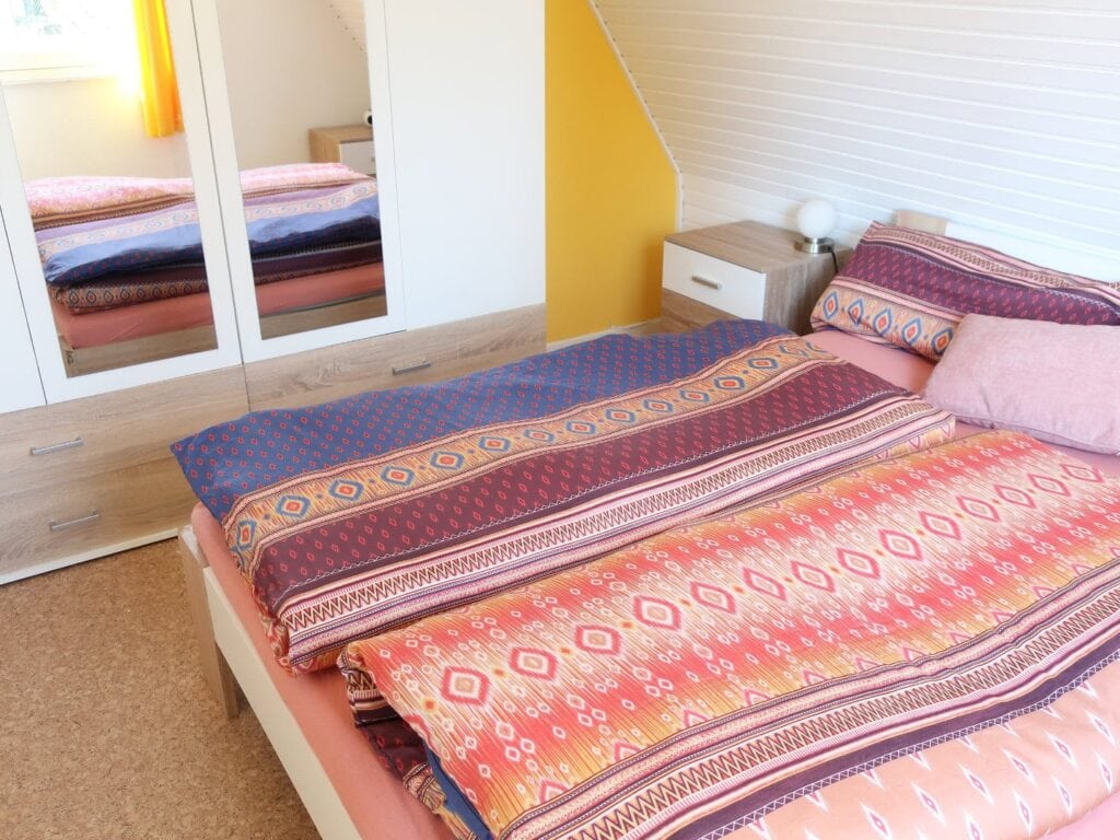 Schlafzimmer unten mit großem Spiegelschrank