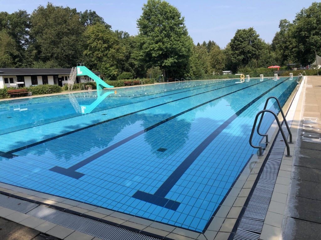 Das Becken ist 50 Meter lang.