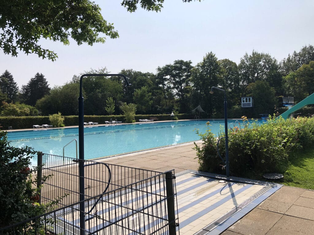 Schwimmer- und Nichtschwimmerbecken mit Wasserrutsche, 1- und 3-Meter-Sprungturm